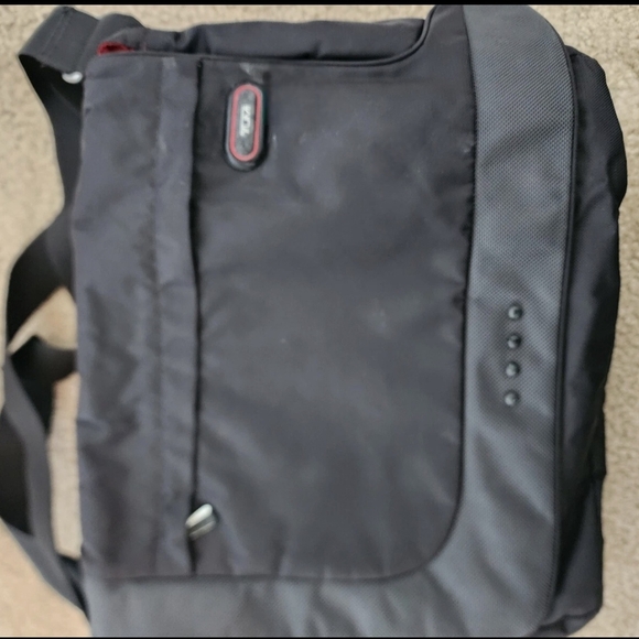 Stylish Black Messenger Bag by [Brand]